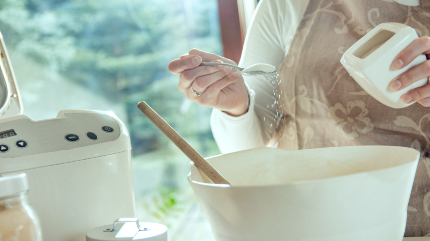 Livsmedelsindustrin måste sluta hälla salt i maten i onödan säger en av forskarna bakom den aktuella studien. Foto: Shutterstock